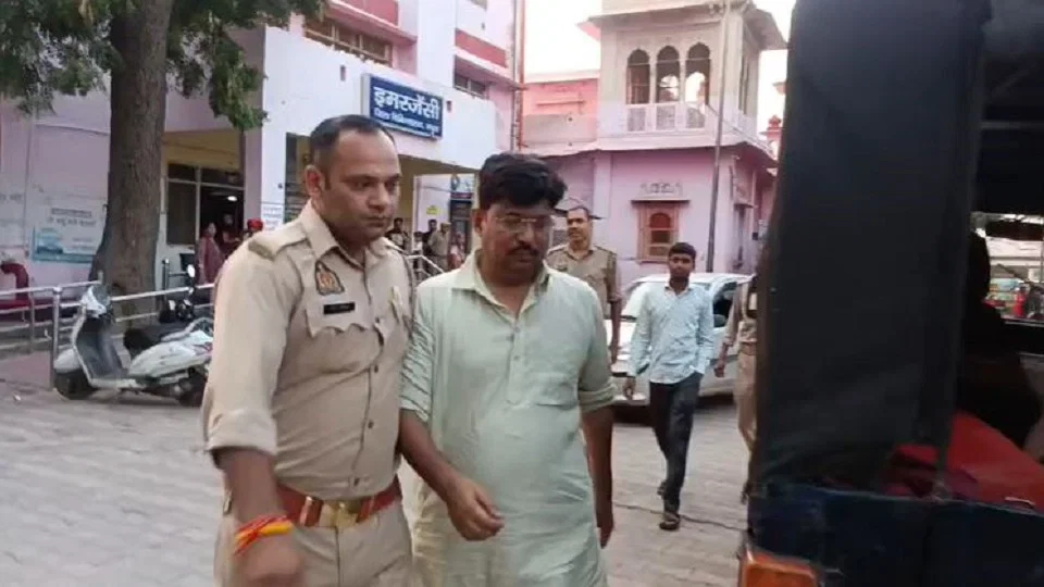 मथुरा: सपा नेता राजन रिजवी गिरफ्तार, महिला बैंककर्मी को दिमाग खराब करने वाली चैट के बाद दबोचा
