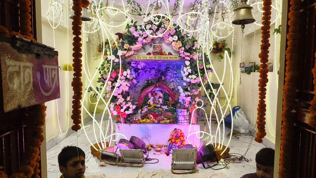 मिर्ज़ापुर: गिरधर चौराहा पर शीतला माता के 20वें शृंगार में हजारों लोग शामिल