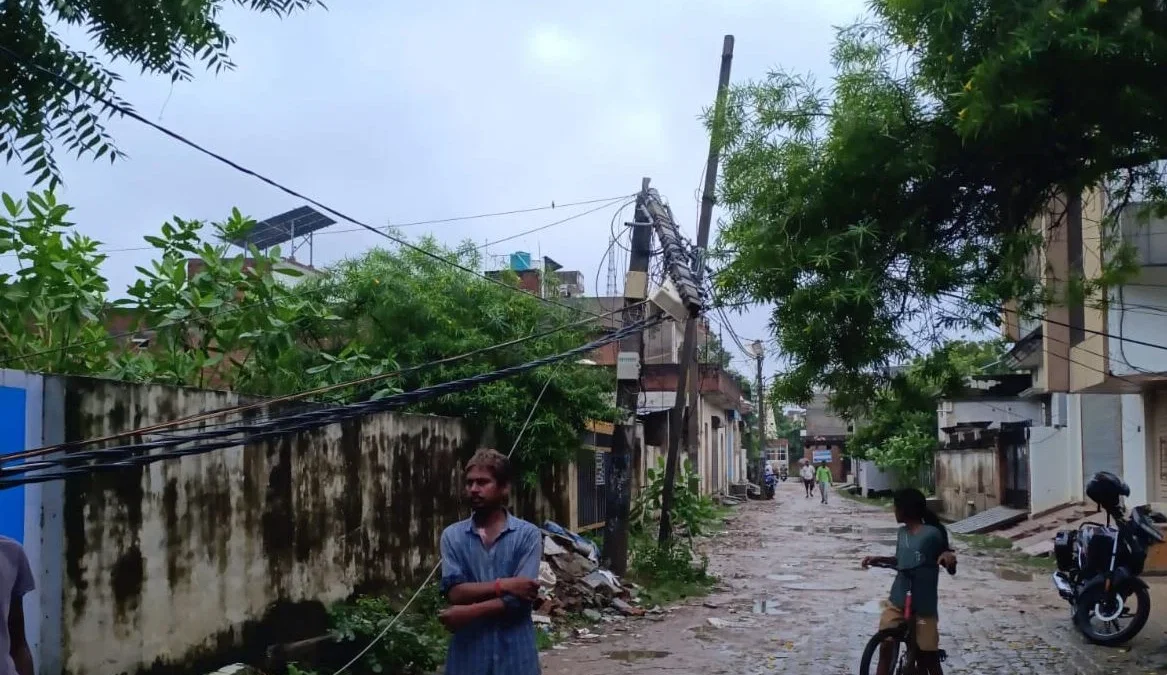 रायबरेली: बारिश में फॉल्ट व टूटे पोल से 80 गांवों की बिजली 15 घंटे तक गुल
