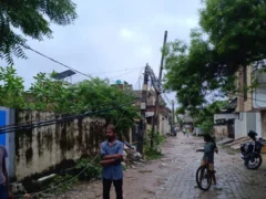 रायबरेली: बारिश में फॉल्ट व टूटे पोल से 80 गांवों की बिजली 15 घंटे तक गुल