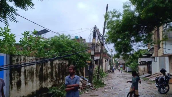 रायबरेली: बारिश में फॉल्ट व टूटे पोल से 80 गांवों की बिजली 15 घंटे तक गुल