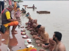 रायबरेली: भाद्रपद पूर्णिमा पर श्रद्धालुओं ने गंगा तटों पर पिंडदान और डुबकी