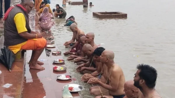 रायबरेली: भाद्रपद पूर्णिमा पर श्रद्धालुओं ने गंगा तटों पर पिंडदान और डुबकी