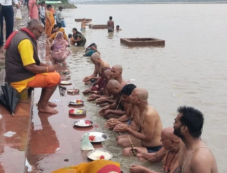 रायबरेली: भाद्रपद पूर्णिमा पर श्रद्धालुओं ने गंगा तटों पर पिंडदान और डुबकी