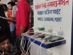 लखीमपुर खीरी: 48 घंटे की बारिश से बिजली गुल, स्टेशन पर लगे मोबाइल चार्जिंग की कतार