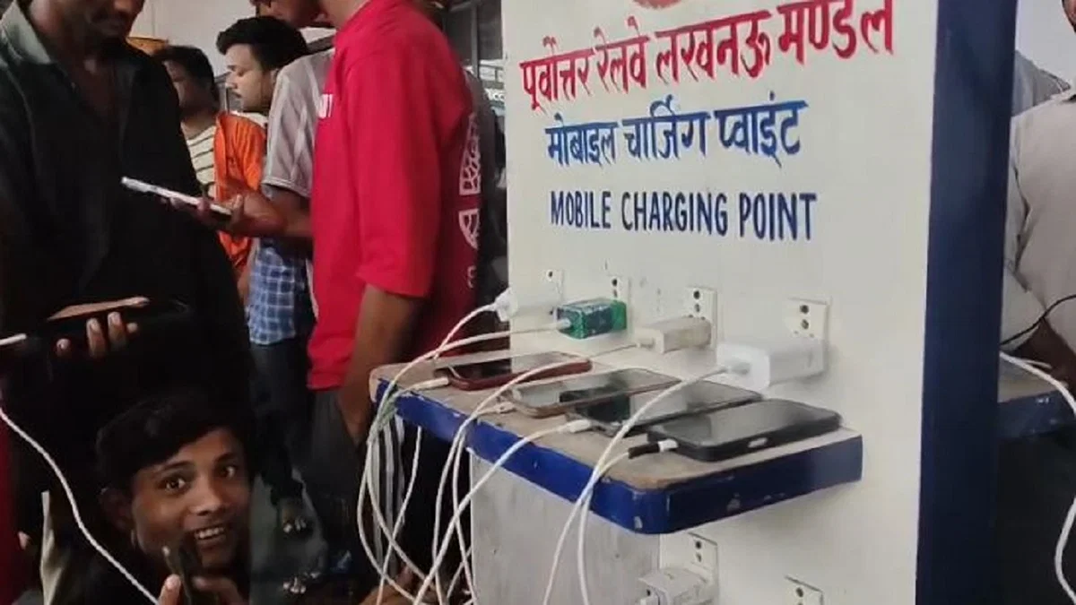 लखीमपुर खीरी: 48 घंटे की बारिश से बिजली गुल, स्टेशन पर लगे मोबाइल चार्जिंग की कतार