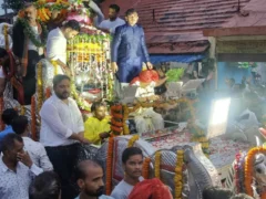 वाराणसी: लाट भैरव की रजत शादी, रथ पर मुखौटा-सिर पर मौर, तीन किमी यात्रा