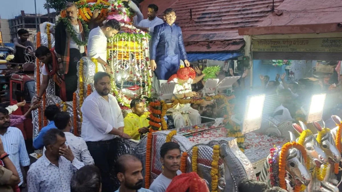 वाराणसी: लाट भैरव की रजत शादी, रथ पर मुखौटा-सिर पर मौर, तीन किमी यात्रा