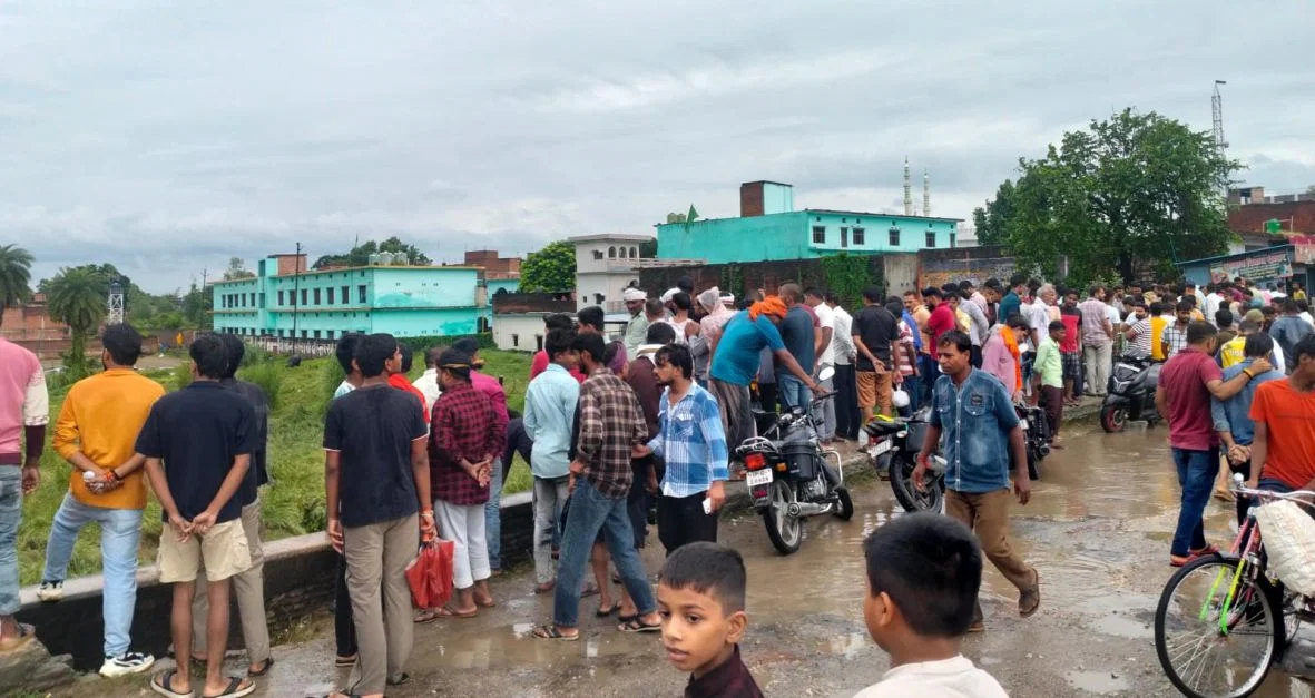 सुल्तानपुर: शाही पुल से अंडा विक्रेता नदी में गिरा, SDRF से तलाश जारी