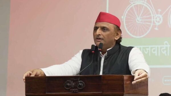 गोरखपुर: जलभराव पर अखिलेश यादव ने सीएम योगी पर तंज, कहा ‘नाव चल रही है’