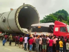 चंदौली: 308 पहियों वाला ट्रेलर 200 टन वेसल लेकर रिंग रोड पर अटका, दो करोड़ डीजल खर्च
