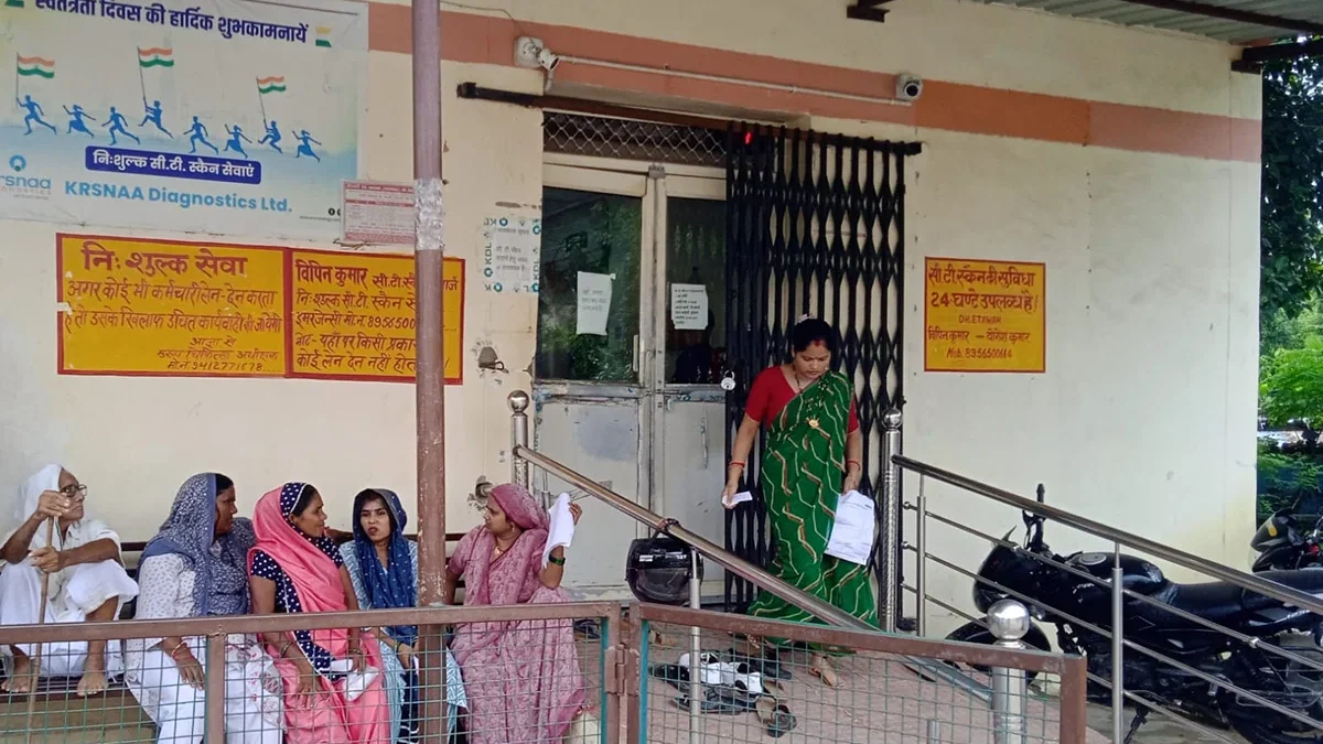 इटावा: बारिश से जिला अस्पताल का सीटी स्कैन करीब चार घंटे ठप
