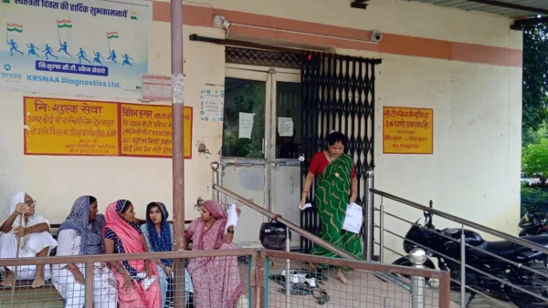 इटावा: बारिश से जिला अस्पताल का सीटी स्कैन करीब चार घंटे ठप