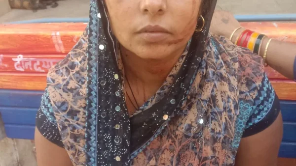 आगरा: गाली-गलौज का विरोध किया तो दंपती व बेटे को पीटा, 3 घायल
