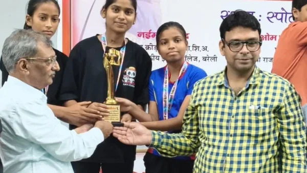 आज़मगढ़: प्रदेशीय विद्यालयी बैडमिंटन में बालिकाएं उपविजेता, दो राष्ट्रीय टीम में चुनीं