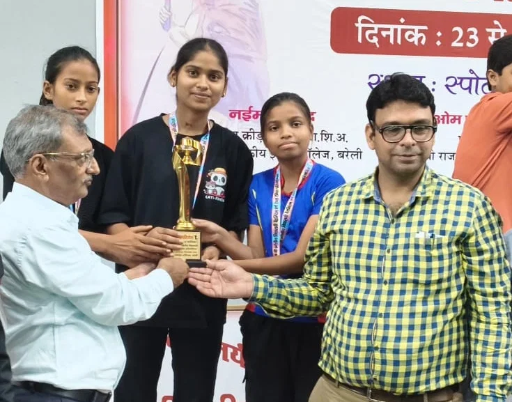 आज़मगढ़: प्रदेशीय विद्यालयी बैडमिंटन में बालिकाएं उपविजेता, दो राष्ट्रीय टीम में चुनीं
