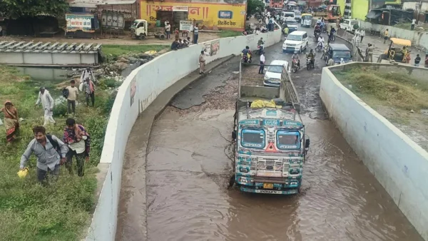 कासगंज: नदरई रेलवे अंडरपास में जलभराव, रोजाना 50 हजार वाहनों का मार्ग बाधित