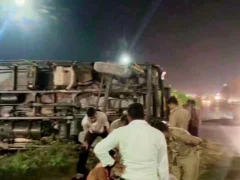 कौशांबी: ट्रक डिवाइडर से टकराकर हाईवे पर पलटा, खलासी घायल
