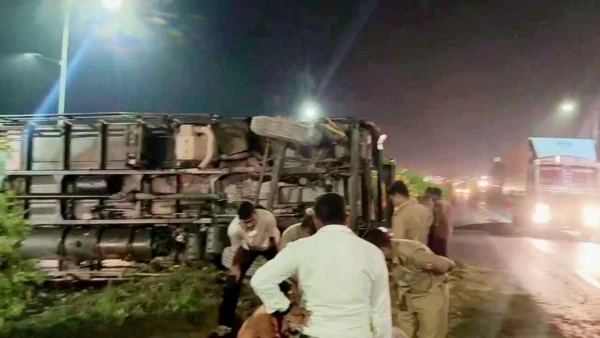 कौशांबी: ट्रक डिवाइडर से टकराकर हाईवे पर पलटा, खलासी घायल