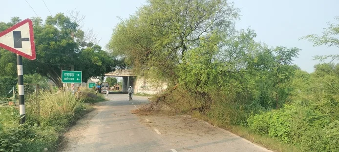 गाज़ियपुर: चक्रवात से 450 खंभों में से सिर्फ 92 ही दुरुस्त, 50 गांव अंधेरे में