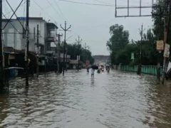बदायूं: जलभराव में बाइक समेत नाले में गिरे 2 युवक, जान बची