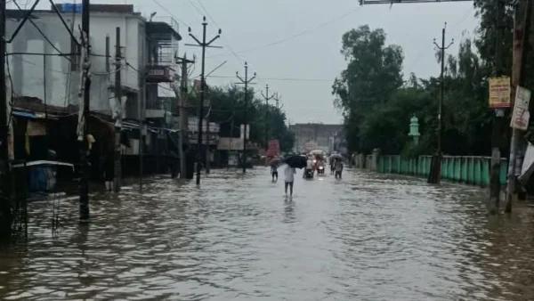बदायूं: जलभराव में बाइक समेत नाले में गिरे 2 युवक, जान बची