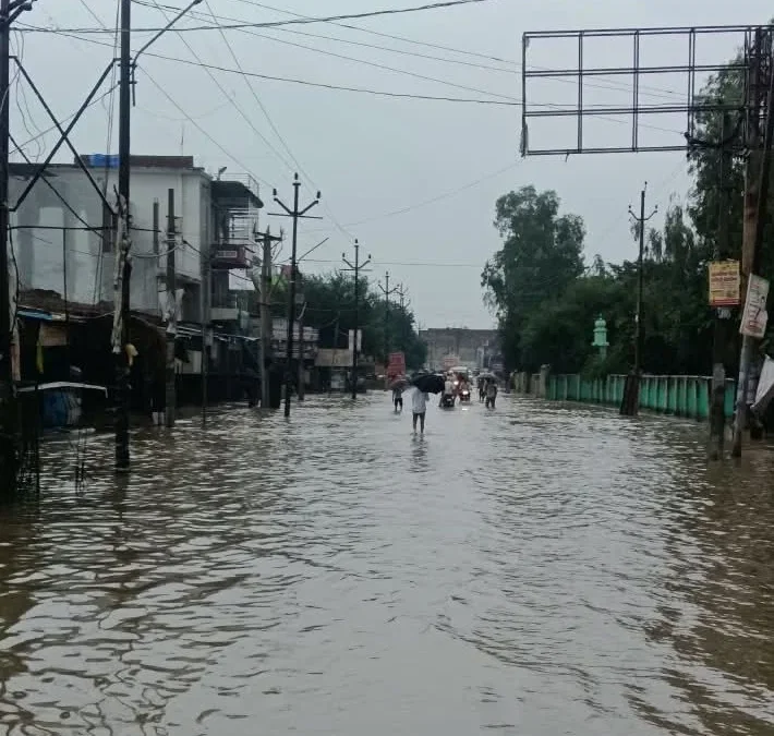 बदायूं: जलभराव में बाइक समेत नाले में गिरे 2 युवक, जान बची