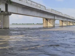 कुशीनगर: नारायणी नदी में उफान, 2 लाख 80 हजार क्यूसेक डिस्चार्ज पर बांधों पर अलर्ट