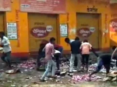 महोबा: चरखारी के सूपा में महिलाओं ने ठेके में तोड़फोड़, 55 पेटी शराब बर्बाद