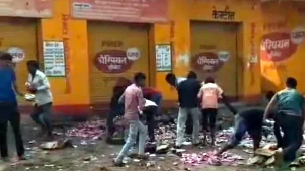 महोबा: चरखारी के सूपा में महिलाओं ने ठेके में तोड़फोड़, 55 पेटी शराब बर्बाद