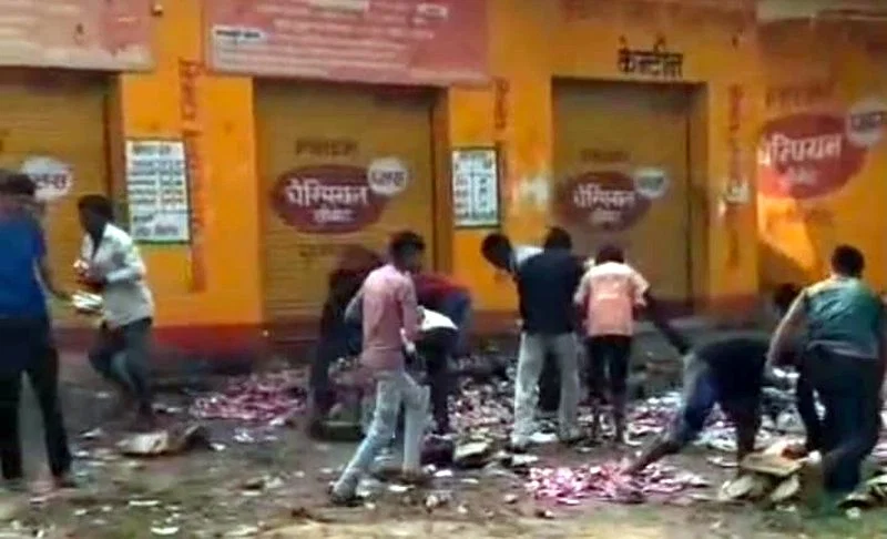 महोबा: चरखारी के सूपा में महिलाओं ने ठेके में तोड़फोड़, 55 पेटी शराब बर्बाद