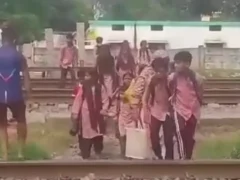 कौशाम्बी: 146 बच्चे रोज रेलवे ट्रैक पार कर स्कूल जाते हैं, शिक्षक नाराज