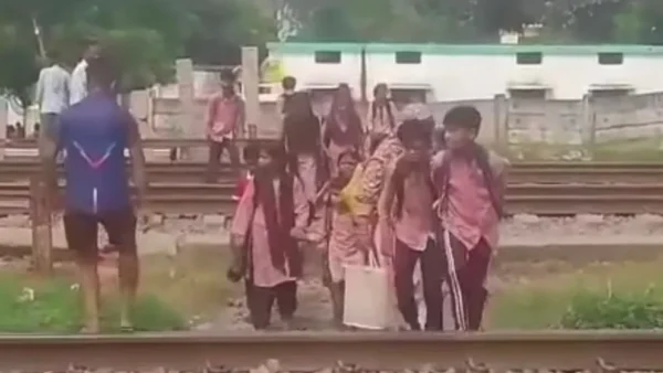 कौशाम्बी: 146 बच्चे रोज रेलवे ट्रैक पार कर स्कूल जाते हैं, शिक्षक नाराज