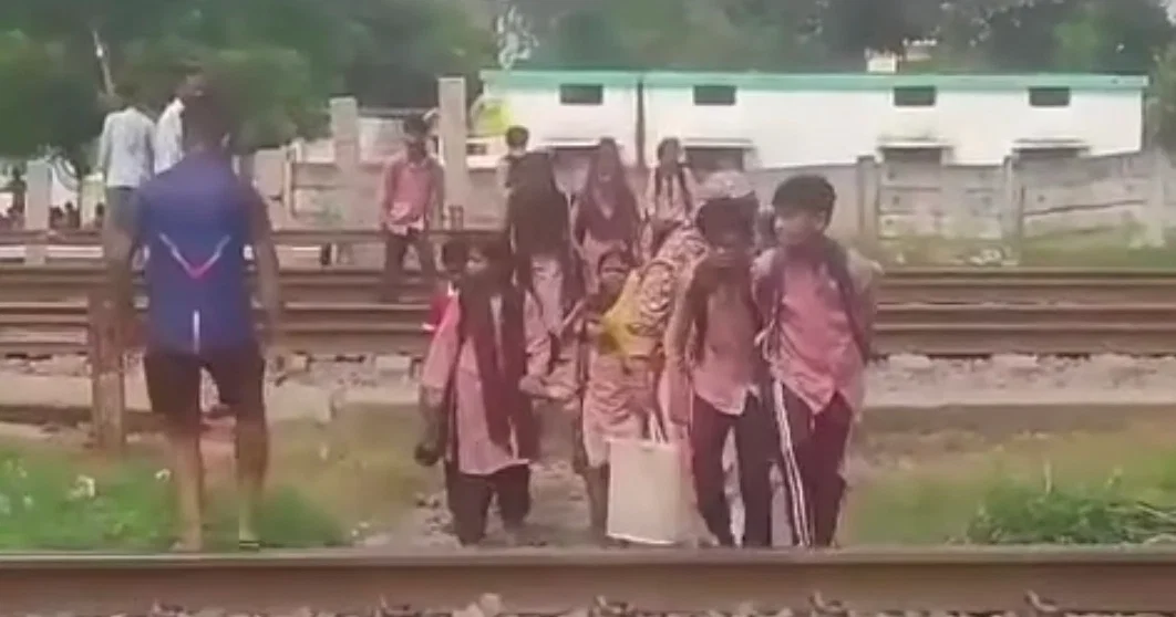 कौशाम्बी: 146 बच्चे रोज रेलवे ट्रैक पार कर स्कूल जाते हैं, शिक्षक नाराज
