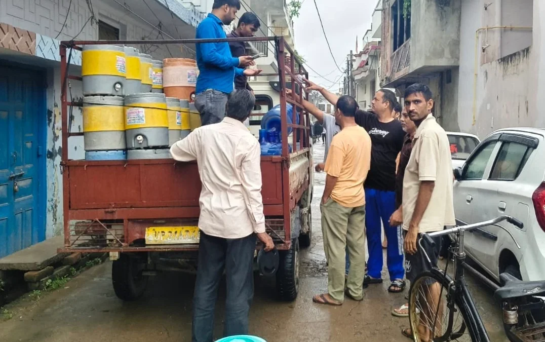 लखीमपुर खीरी: बिजली कटौती से पंप ठहर गए, 20 रुपये का जार 40 पर बिकने लगा