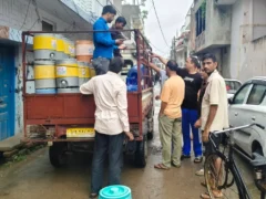 लखीमपुर खीरी: बिजली कटौती से पंप ठहर गए, 20 रुपये का जार 40 पर बिकने लगा