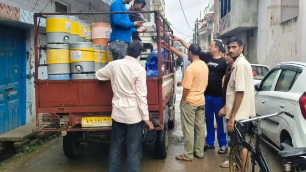 लखीमपुर खीरी: बिजली कटौती से पंप ठहर गए, 20 रुपये का जार 40 पर बिकने लगा