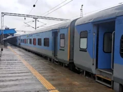 लखीमपुर खीरी: पेड़ गिरने से मैलानी-ऐशबाग रेलखंड पर कई ट्रेनों में 3 घंटे तक देरी
