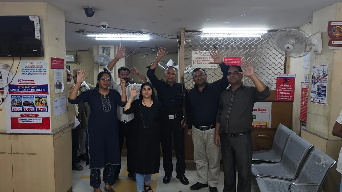 शामली: रविवार को खुले बैंकों में 250 करोड़ का कारोबार, कर्मचारी काले कपड़े में रहे