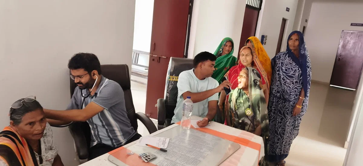सिद्धार्थनगर: बारिश के बाद 187 मरीजों ने जन आरोग्य मेलों में इलाज कराया, बुखार‑जुकाम सबसे अधिक