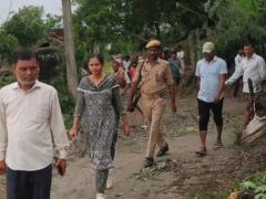 सीतापुर लहरपुर: एसडीएम ने शारदा नदी किनारे 6 प्रभावित परिवारों से की वार्ता