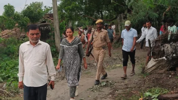 सीतापुर लहरपुर: एसडीएम ने शारदा नदी किनारे 6 प्रभावित परिवारों से की वार्ता