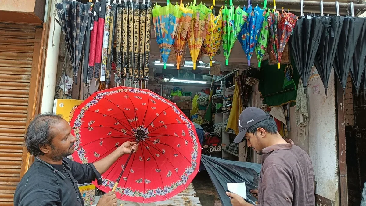 सुल्तानपुर: चार दिन की बारिश से पन्नी‑छाते का बाजार चमका, कीमतें भी बढ़ीं