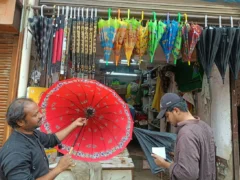 सुल्तानपुर: चार दिन की बारिश से पन्नी‑छाते का बाजार चमका, कीमतें भी बढ़ीं