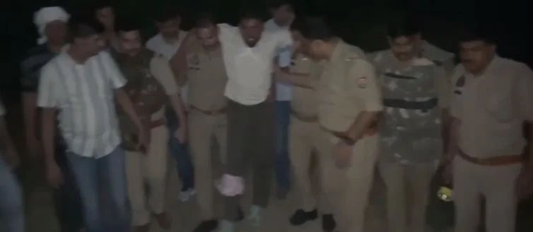 मथुरा: गोवर्धन में मुठभेड़ के बाद वांछित मुस्ताक गिरफ्तार, पैर में गोली लगी