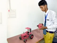 देवरिया: कक्षा आठ के किशन ने 1800 रुपये में बनाया रिमोट रोबोटिक ट्रैक्टर