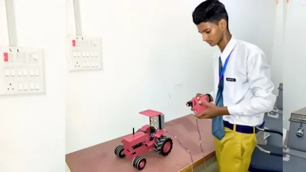 देवरिया: कक्षा आठ के किशन ने 1800 रुपये में बनाया रिमोट रोबोटिक ट्रैक्टर