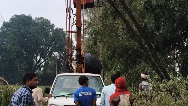 अम्बेडकर नगर: 200 से अधिक गांवों में बिजली बाधित, कई जगह खंभे टूटे