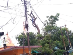 अयोध्या: 30 हजार लोग प्रभावित, 70 घंटे से बिजली गुल, पेड़‑तार और ट्रांसफार्मर क्षतिग्रस्त