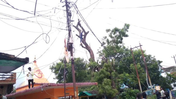अयोध्या: 30 हजार लोग प्रभावित, 70 घंटे से बिजली गुल, पेड़‑तार और ट्रांसफार्मर क्षतिग्रस्त